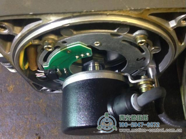 对于伺服反馈编码器来说，有些振动是由电机本体的振动引起的