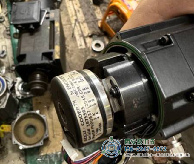编码器信号与伺服电机放大器是怎么连接的