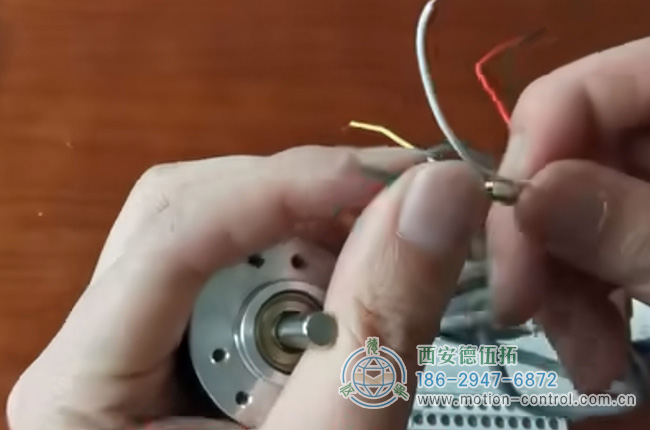 图为电气工程师正常进行编码器接线工作 图为电气工程师正常进行编码器接线工作