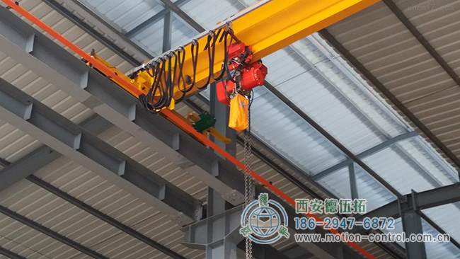 图为通过编码器反馈控制的吊轨行车照片