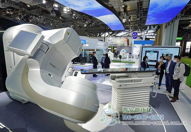 图为在展会上展出的一台医疗加速器