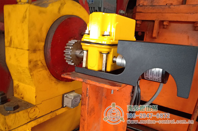 图为桥式起重机控制起升高度的编码器安装照片