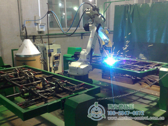 图为焊接机器人在编码器的信号反馈下进行精确焊接工作