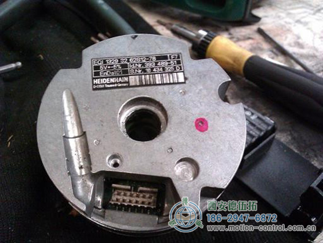 图为因故障正在维修的海德汉旋转编码器