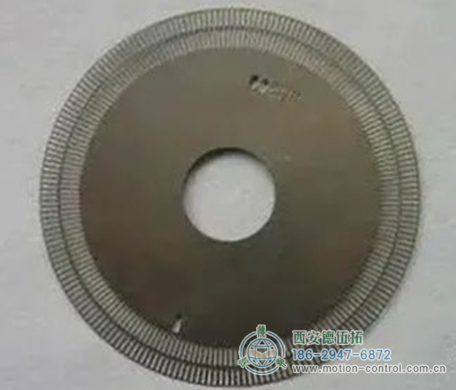 图为光电编码器的码盘实物照片