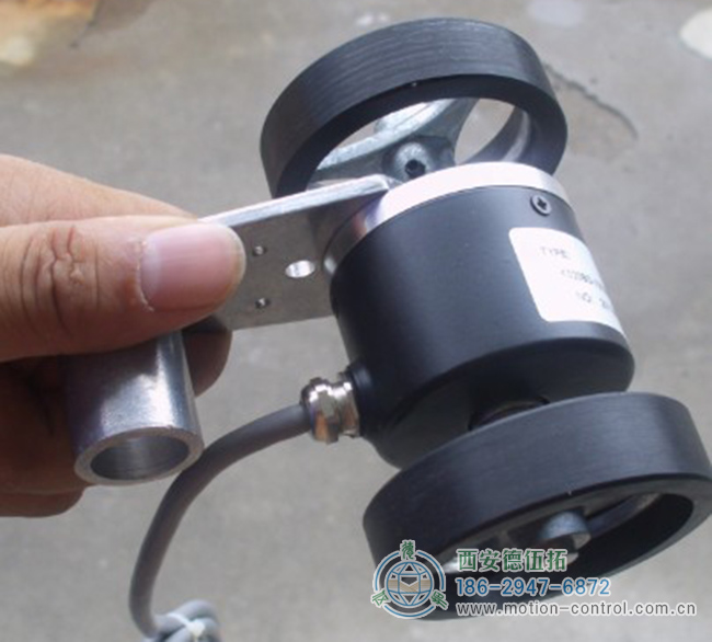 图为双滚轮编码器的安装照片