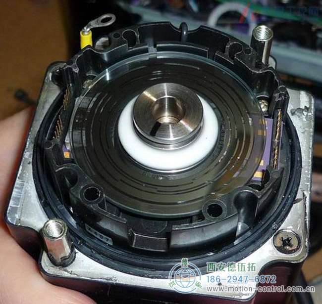 图为拆解编码器的码盘照片