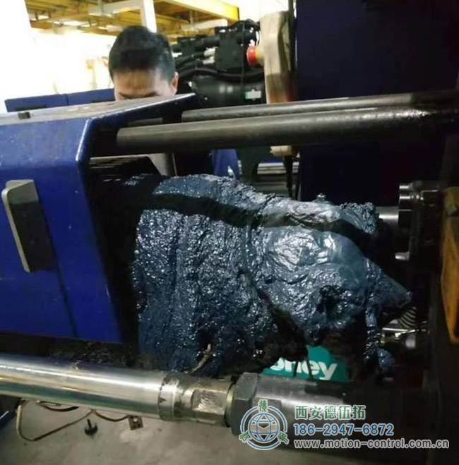图为某注塑机因编码器故障的维修现场照片