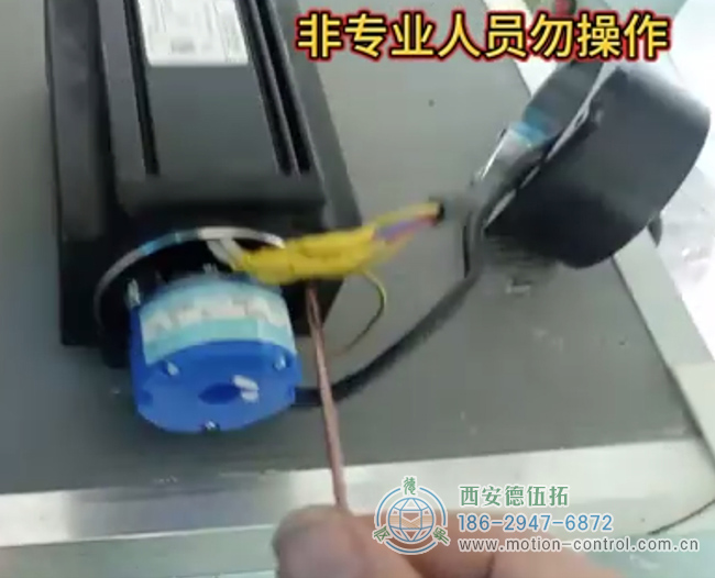 图为技术人员为大家讲解编码器调零的视频载图