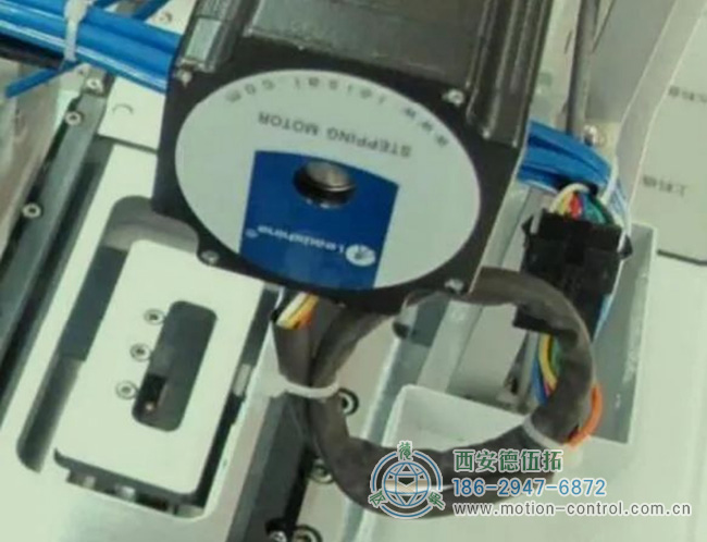 编码器接线使用线夹、线槽等，将线缆固定在合适的位置