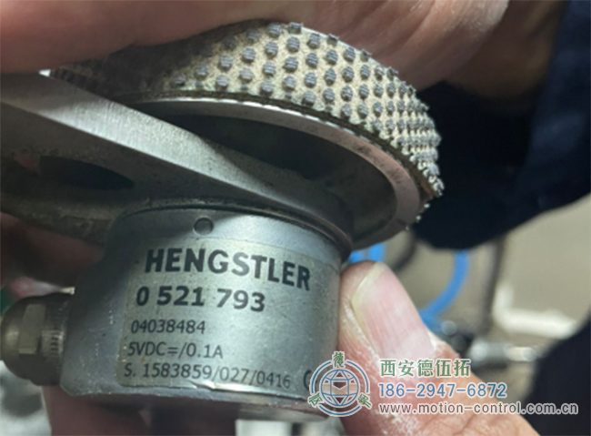 图为与测量轮配合测速使用的亨士乐增量编码器照片