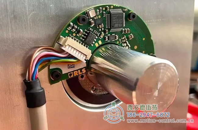 图为分体式编码器的实际安装应用照片