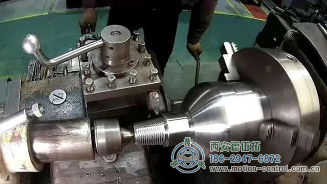 图为数控车床加工螺纹的现场照片