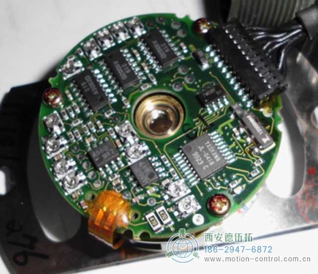 图为某编码器内部电路板的照片