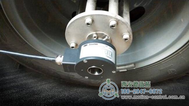 图为旋转编码器安装在车轮上进行测速的照片