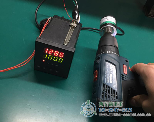 图为用户拿增量编码器测试电钻的转速