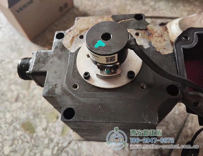 图为与伺服电机配套使用的电压为5V的编码器照片