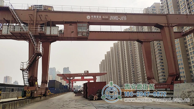 图为一款双梁龙门吊工作照片 图为一款双梁龙门吊工作照片