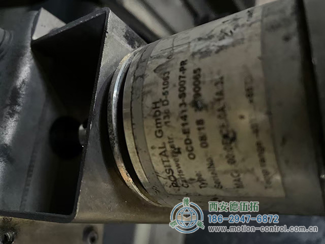 图为在恶劣环境中工作的博思特光电编码器照片