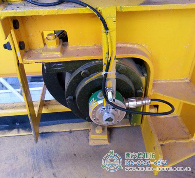 起重机车轮轴加装编码器的照片
