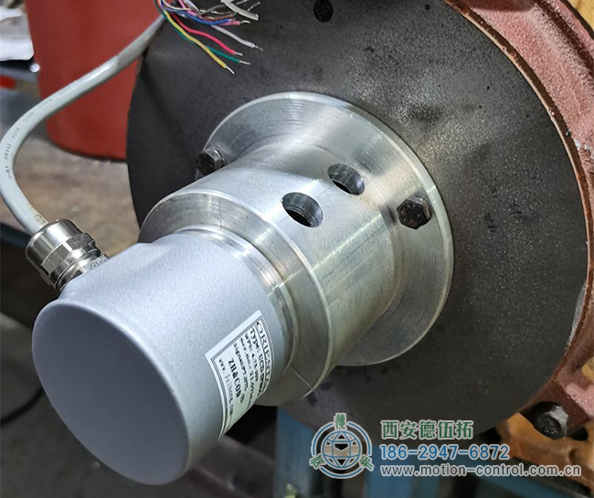 图为编码器在电机上安装使用的照片