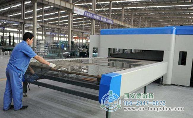 图为玻璃钢化炉工作照片 图为玻璃钢化炉工作照片