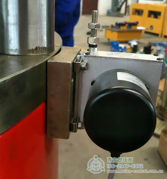 图为拉线位移传感器实际应用照片 图为拉线位移传感器实际应用照片