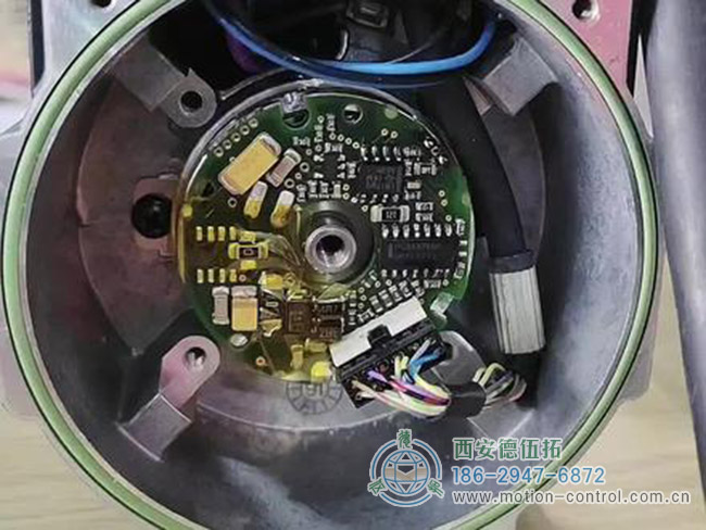 图为设定编码器零位的照片