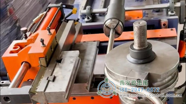 图为全自动弯管机的工作现场照片