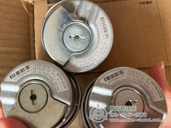 图为起重机吊钩常用的几款海德汉编码器照片