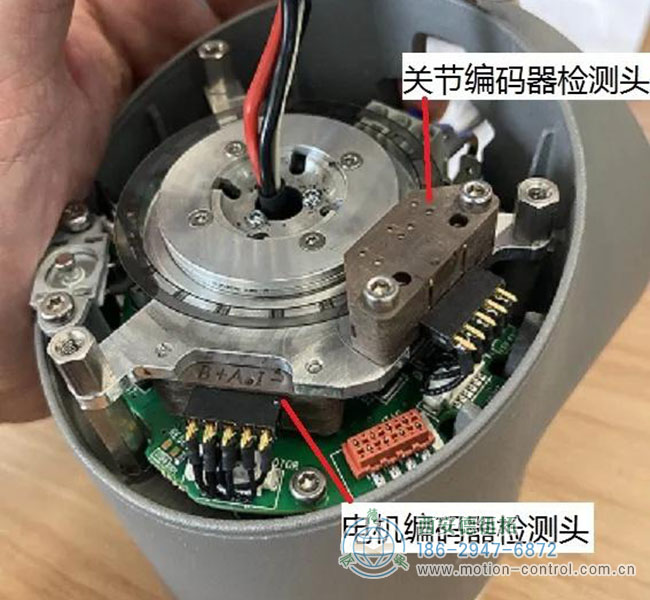图为机器人关节处增量式编码器的位置及内部结构照片