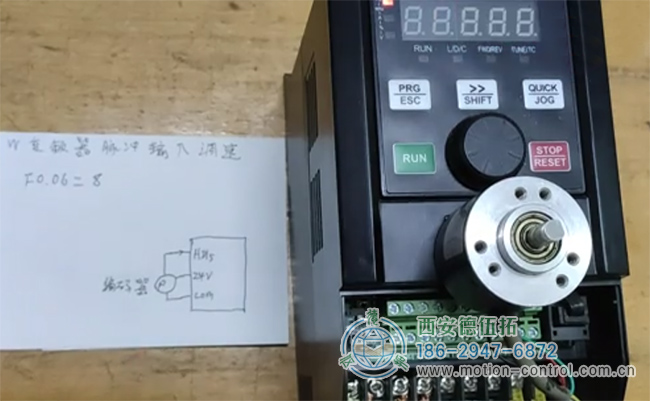 图为变频器通过编码器进行测速实验的照片