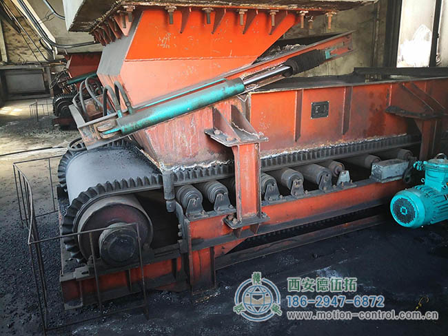 图为有装有编码器反馈的给煤机工作照片