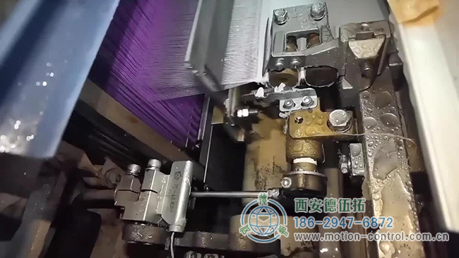 图为喷水织机工作的局部照片