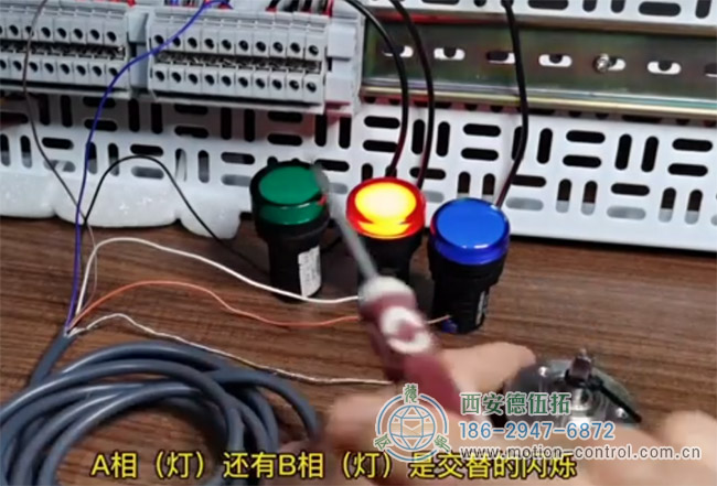 图为老师用指示灯来检测增量编码器接线的效果