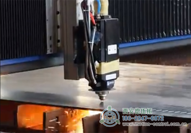 图为某钢结构厂家2万瓦激光切割一体机工作照片