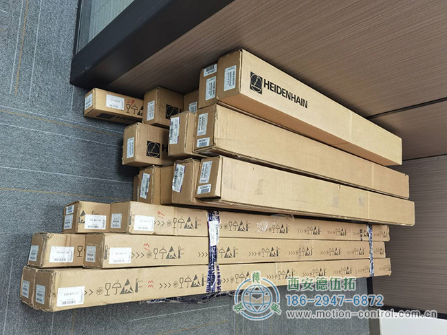 图为准备发货的HEIDENHAIN海德汉光栅尺现货照片